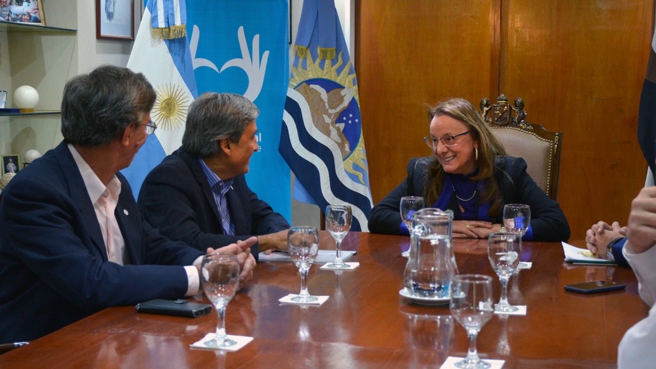 Alicia junto a autoridades CNEA en 2020 (foto archivo)